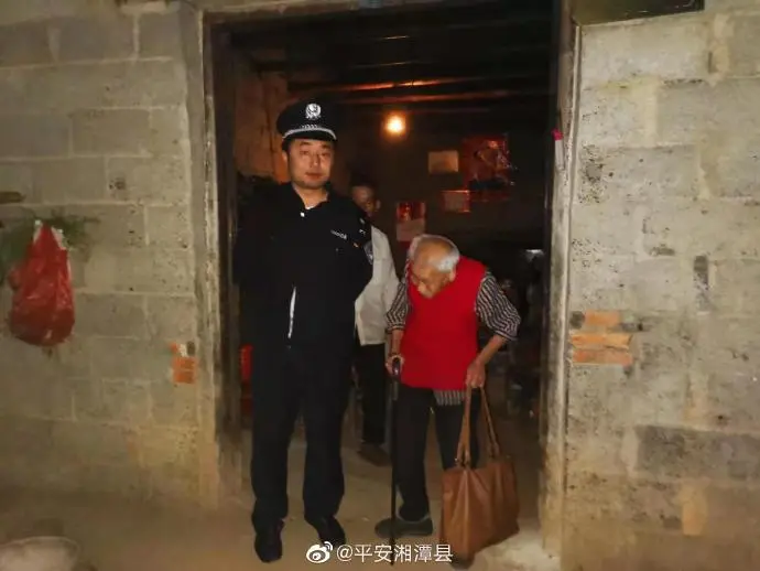 【我为群众办实事】百炼钢绕指柔,莲乡民警将教育整顿转化为服务群众实践