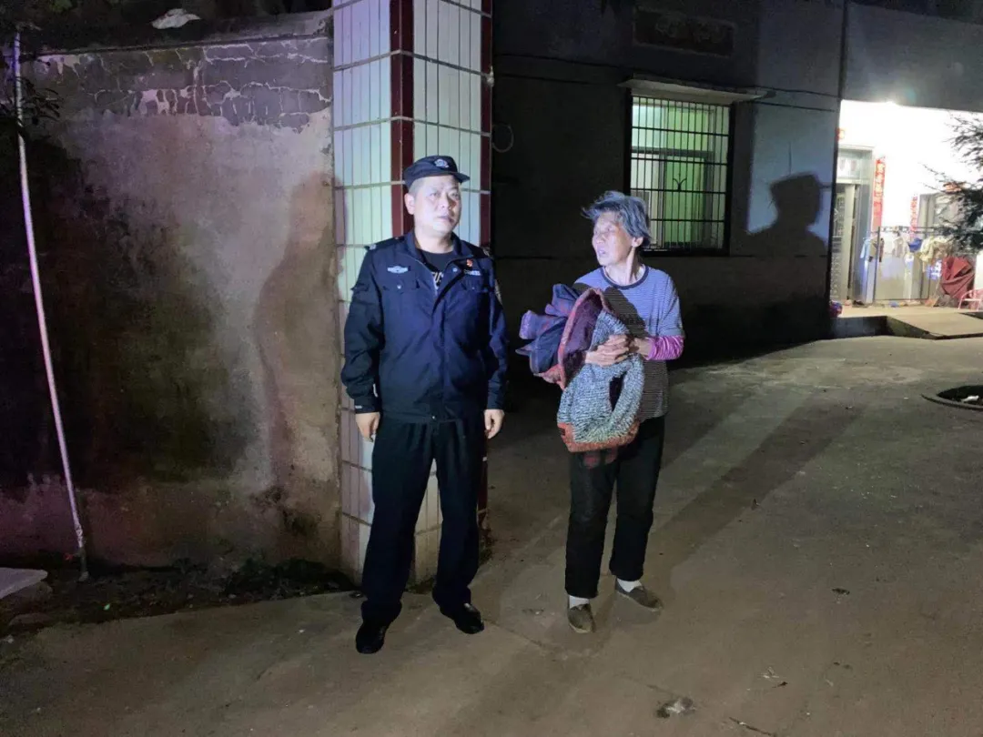 【我为群众办实事】百炼钢绕指柔,莲乡民警将教育整顿转化为服务群众实践