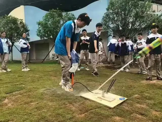 拓展综合素养 赓续红色基因——湘钢一中十二中校区八年级开展主题研学活动