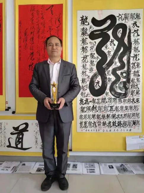 邓先金获《一代翘楚艺坛巨匠》殊荣