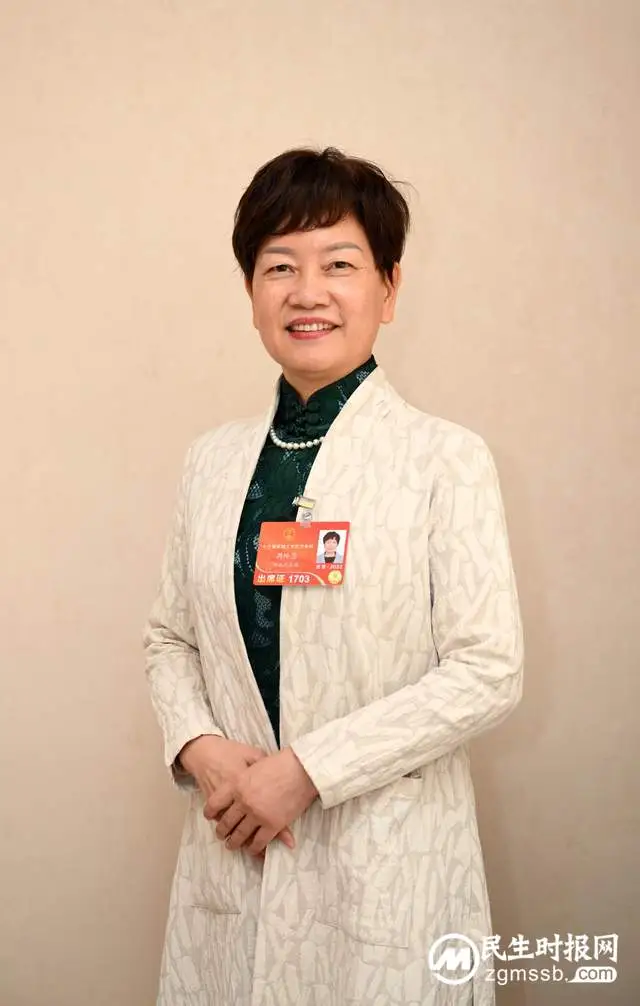 第十三届全国人大代表、湘电集团原主任设计师周玲慧建议：在全国中小学校可持续开展传承红色基因教育非常重要