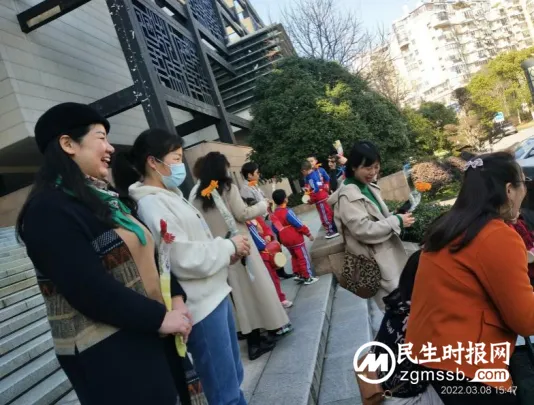 阳春三月人面红，三八佳节暖心中 湘机中学开展庆祝“三八”妇女节活动