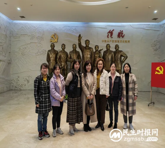 阳春三月人面红，三八佳节暖心中 湘机中学开展庆祝“三八”妇女节活动