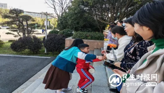 阳春三月人面红，三八佳节暖心中 湘机中学开展庆祝“三八”妇女节活动