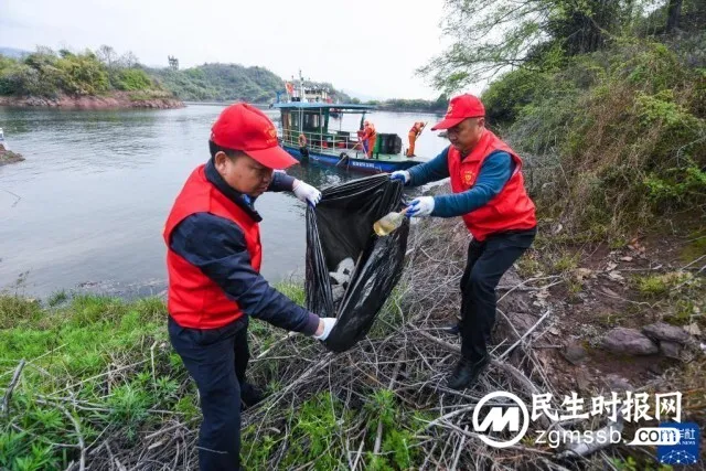 党员志愿者助力水域清洁 守护千岛湖一湖秀水 党员志愿者助力水域清洁 守护千岛湖一湖秀水