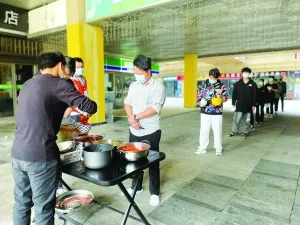 临时“抗疫厨房”里的烟火气 临时“抗疫厨房”里的烟火气