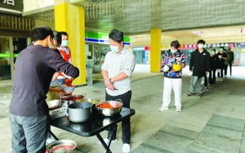 临时“抗疫厨房”里的烟火气