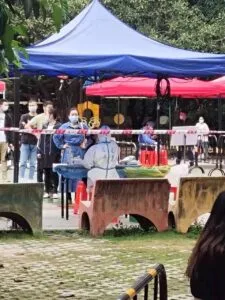 抗 疫 路 上 的 不 倦 人