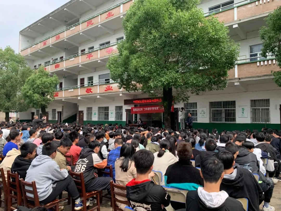 【少年审判·守护未来】中路铺法庭送法进校园