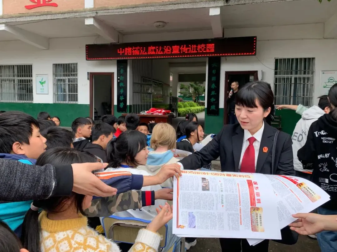 【少年审判·守护未来】中路铺法庭送法进校园