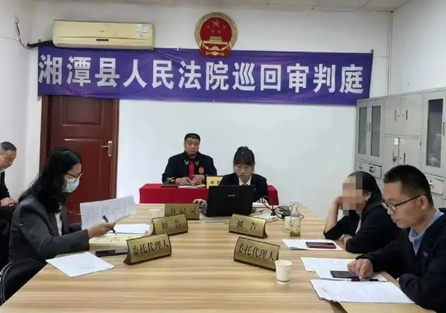 【为群众办实事】普法宣传进小区 巡回审理物业服务合同纠纷案件