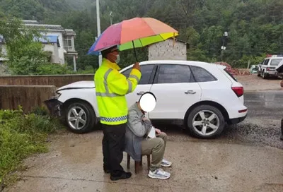 警察为伤者撑伞 用“爱”撑起“情”天