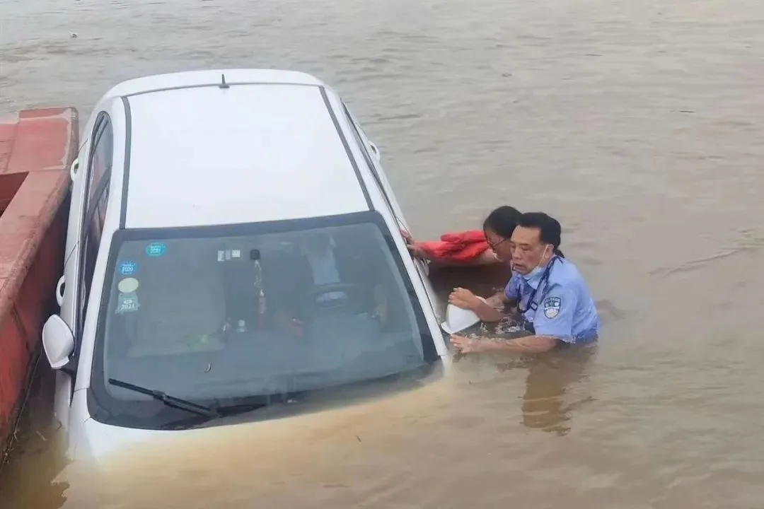 “一活动”“一行动” 公安在行动 l 刚刚获评“全国优秀人民警察”的他,又作出水中救人的壮举 “一活动”“一行动” 公安在行动 l 刚刚获评“全国优秀人民警察”的他,又作出水中救人的壮举
