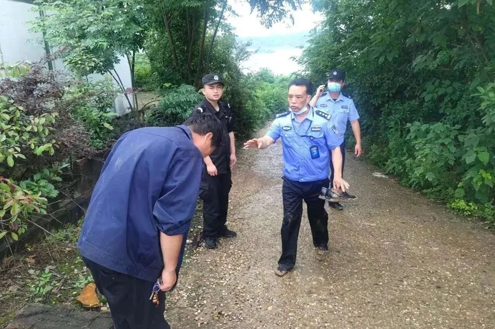 “一活动”“一行动” 公安在行动 l 刚刚获评“全国优秀人民警察”的他,又作出水中救人的壮举 “一活动”“一行动” 公安在行动 l 刚刚获评“全国优秀人民警察”的他,又作出水中救人的壮举
