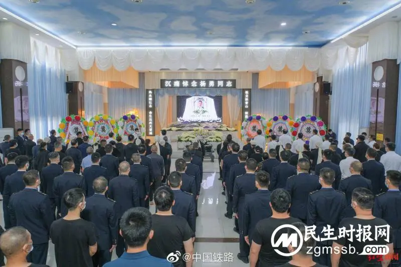 殉职司机杨勇行李箱上的挂件看到泪目 殉职司机杨勇行李箱上的挂件看到泪目