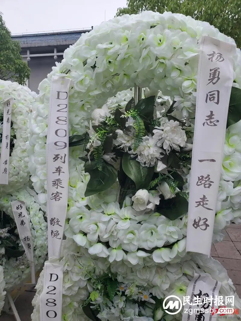 殉职司机杨勇行李箱上的挂件看到泪目