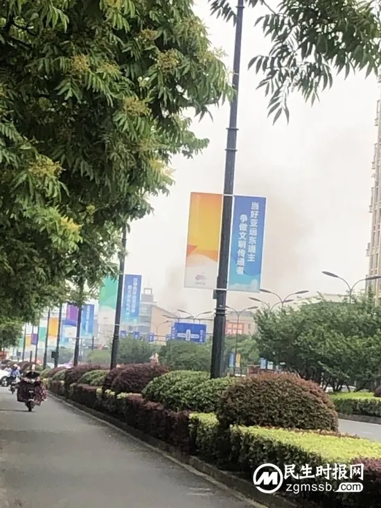 浙江杭州一市场发生火灾 有人员受伤