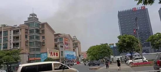 浙江杭州一市场发生火灾 有人员受伤