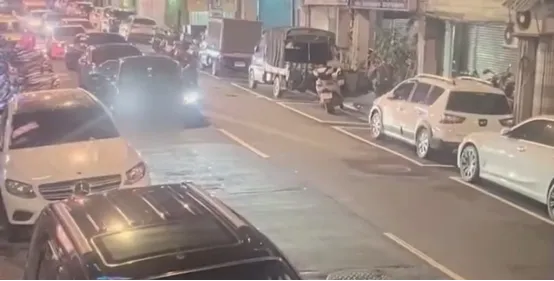 台北街头30人搭9车“夜袭”,持棍棒沿路连砸3店 台北街头30人搭9车“夜袭”,持棍棒沿路连砸3店