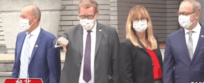 法国议员窜访台湾,比了这个手势 法国议员窜访台湾,比了这个手势