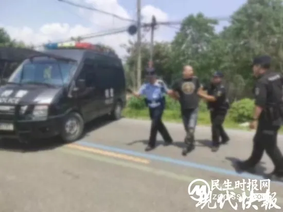 唐山打人事件最后1人抓捕现场:跑丢鞋子躲进草丛被抓 唐山打人事件最后1人抓捕现场:跑丢鞋子躲进草丛被抓
