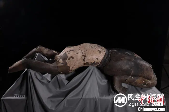 秦始皇帝陵博物院首次公布修复完成的“仰卧俑” 秦始皇帝陵博物院首次公布修复完成的“仰卧俑”