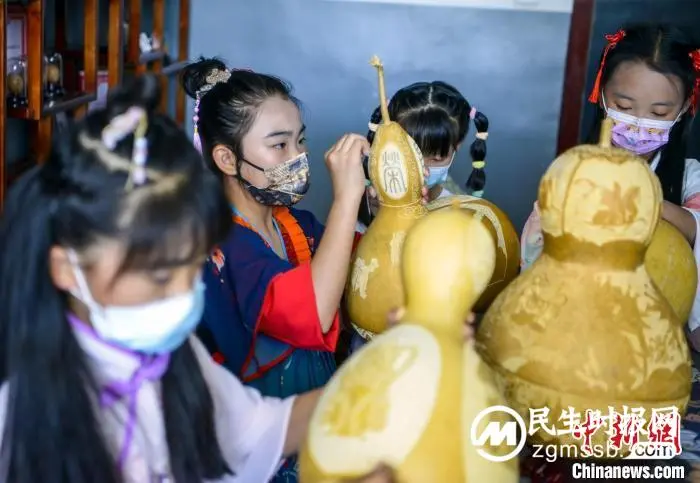 乌鲁木齐：小学生学习非遗技艺