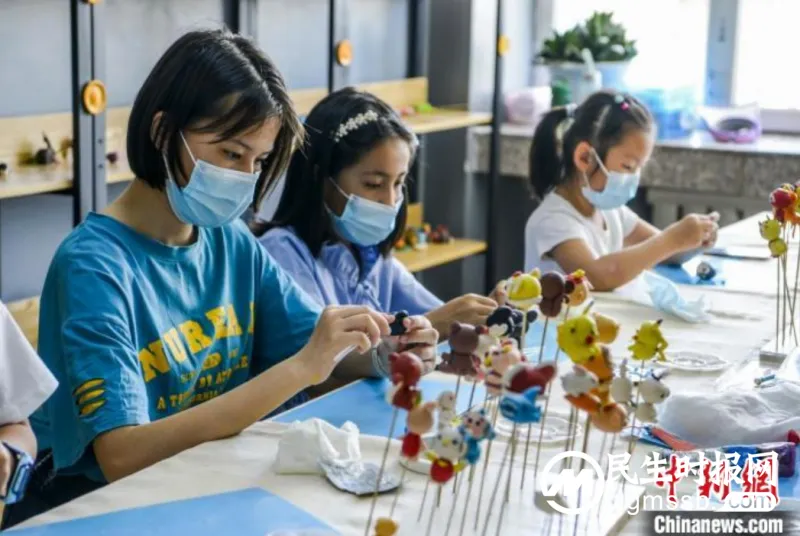 乌鲁木齐：小学生学习非遗技艺