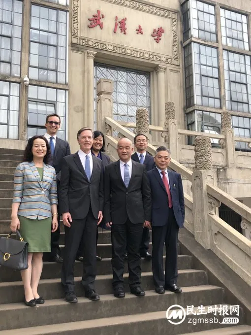 美国驻华大使乘坐“复兴号”：令人赞叹