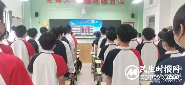 热情至夏中的五星红旗迎风飘扬——邯郸市人和中学升旗仪式