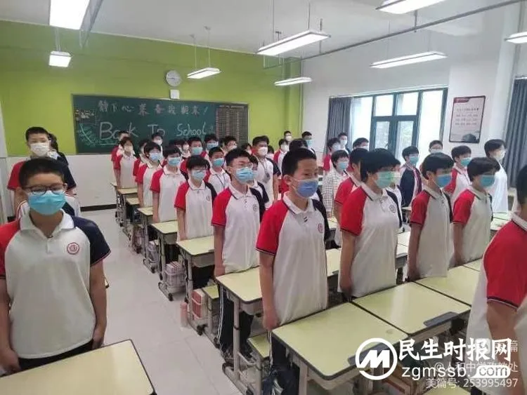 热情至夏中的五星红旗迎风飘扬——邯郸市人和中学升旗仪式