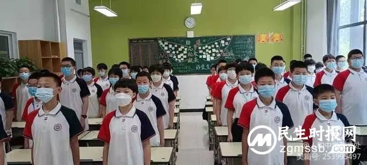 热情至夏中的五星红旗迎风飘扬——邯郸市人和中学升旗仪式