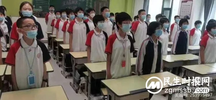 热情至夏中的五星红旗迎风飘扬——邯郸市人和中学升旗仪式