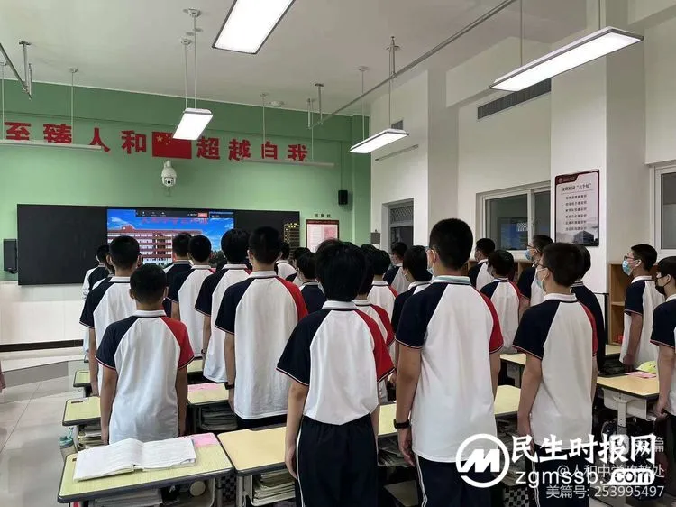 热情至夏中的五星红旗迎风飘扬——邯郸市人和中学升旗仪式