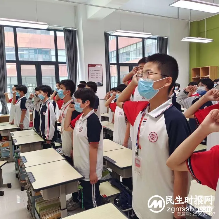热情至夏中的五星红旗迎风飘扬——邯郸市人和中学升旗仪式