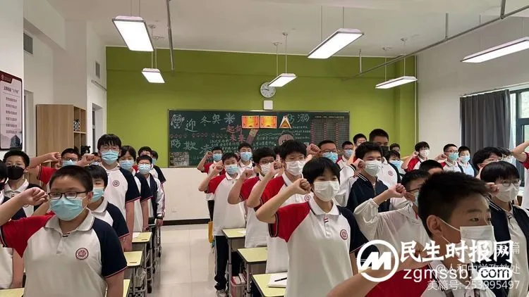 热情至夏中的五星红旗迎风飘扬——邯郸市人和中学升旗仪式