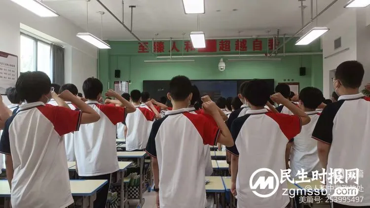 热情至夏中的五星红旗迎风飘扬——邯郸市人和中学升旗仪式