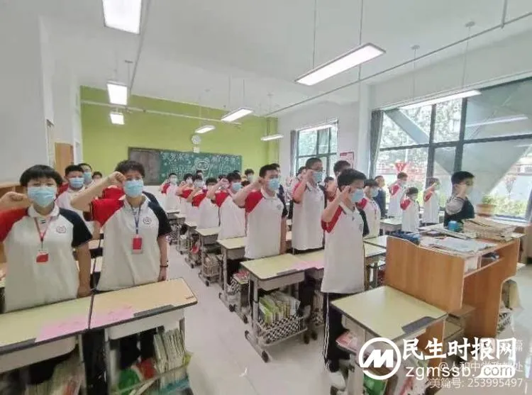 热情至夏中的五星红旗迎风飘扬——邯郸市人和中学升旗仪式