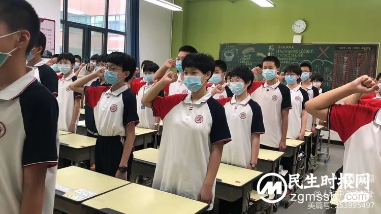 热情至夏中的五星红旗迎风飘扬——邯郸市人和中学升旗仪式