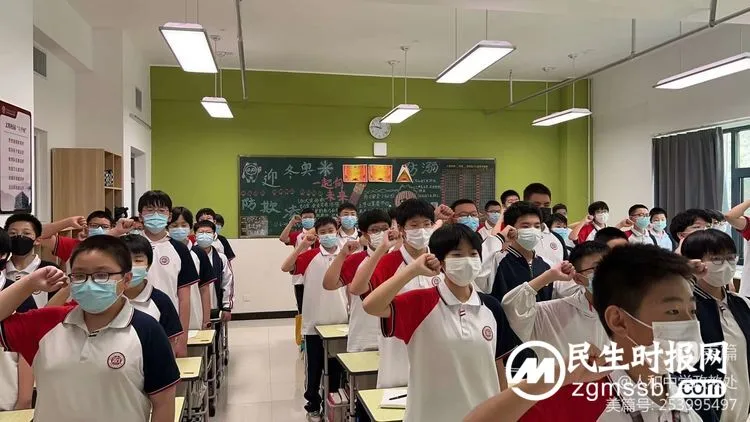 热情至夏中的五星红旗迎风飘扬——邯郸市人和中学升旗仪式