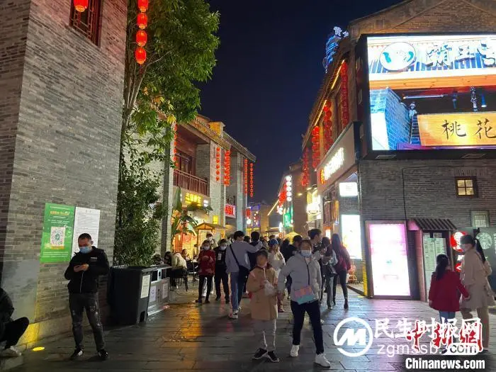 撸串、小龙虾……多地官员带头上街吃夜宵促消费