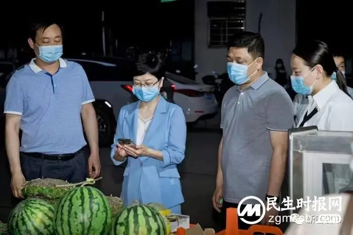 撸串、小龙虾……多地官员带头上街吃夜宵促消费