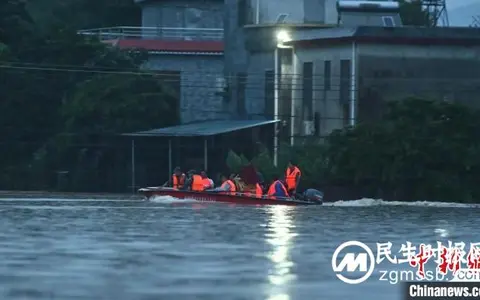 直击广东韶关灾区:洪水淹到一层楼高 屋外像汪洋大海