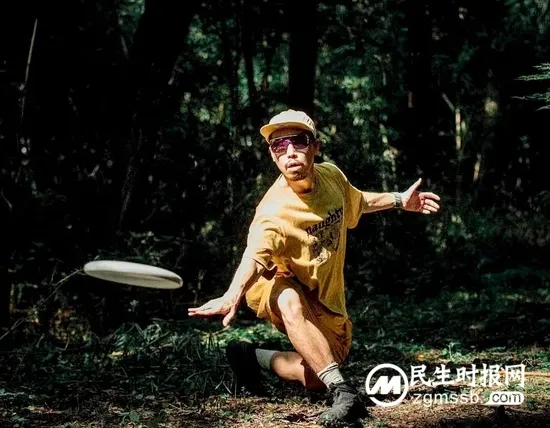 飞盘火遍全国，玩狗不如“当狗”？