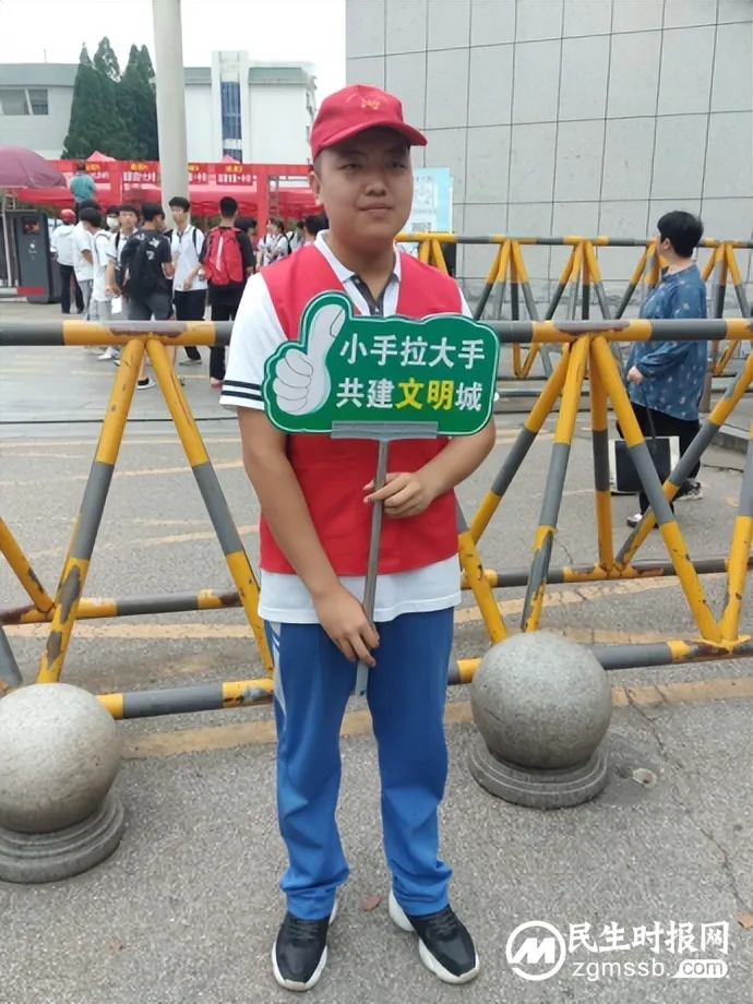 护航中考考生,共创文明城市,潭中志愿者在行动! 护航中考考生,共创文明城市,潭中志愿者在行动!