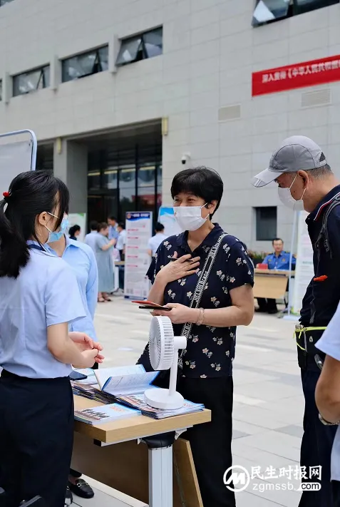 湘潭市首届“政务公开主题日”活动举行 湘潭市首届“政务公开主题日”活动举行