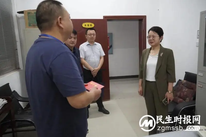 湘潭市民政局党委书记文雯到市救助管理站进行“七一”慰问 湘潭市民政局党委书记文雯到市救助管理站进行“七一”慰问