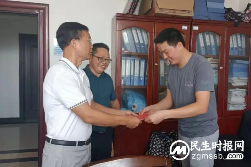 湘潭市住建局开展“七一”走访慰问老党员、困难党员活动 湘潭市住建局开展“七一”走访慰问老党员、困难党员活动