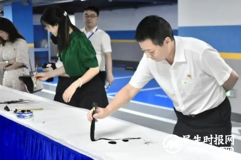 国资系统“百名书记”在城发·潭州壹号院书“廉”,汲取清廉力量! 国资系统“百名书记”在城发·潭州壹号院书“廉”,汲取清廉力量!