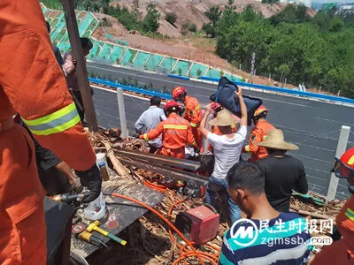 工人手臂卡进木材加工机 楚雄消防紧急营救